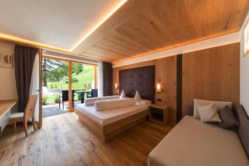 Imagen de la habitación del Hotel Fanes, Selva di Val Gardena. Foto 9