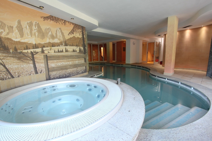 Imagen de la piscina del Hotel Fanes Suite E Spa. Foto 17