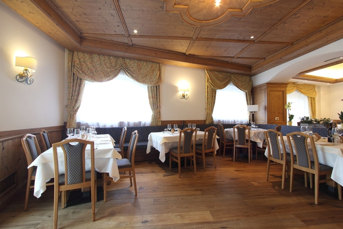 Imagen del bar/restaurante del Hotel Fanes Suite E Spa. Foto 4