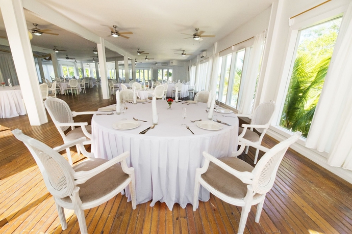 Imagen del bar/restaurante del Hotel Fantasy Island Beach Resort, Dive and Marina All Inclusive. Foto 7