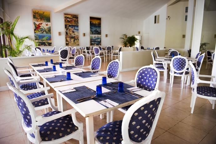 Imagen del bar/restaurante del Hotel Fantasy Island Beach Resort, Dive and Marina All Inclusive. Foto 8