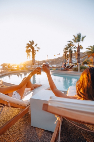 Imagen del bar/restaurante del Hotel Far Out Village. Foto 9