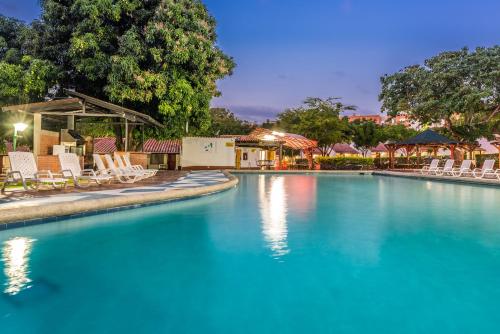 Imagen de la piscina del Hotel Faranda Bolivar Cucuta, A Member Of Radisson Individuals. Foto 8