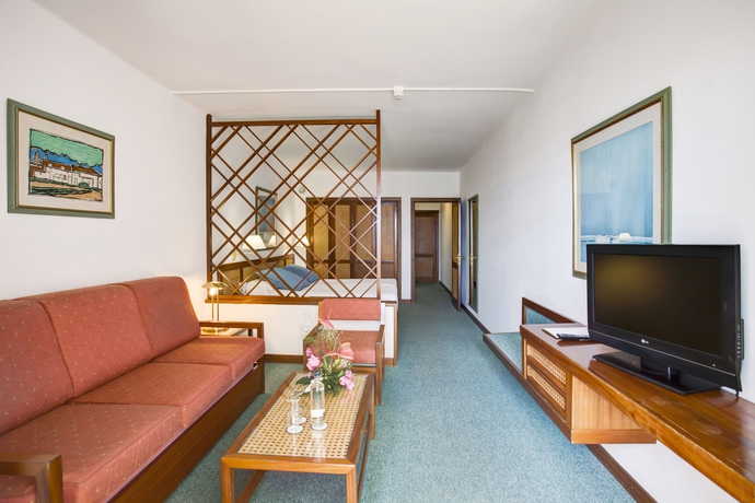 Imagen de los interiores del Hotel Fariones. Foto 13