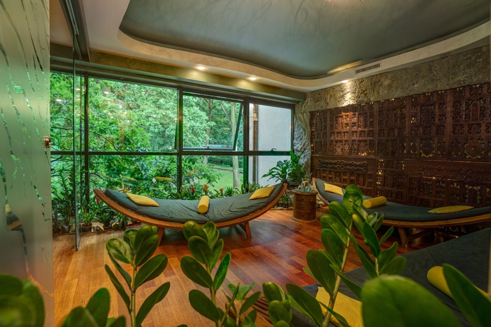 Imagen de la piscina del Hotel Farmona Business and Spa. Foto 12