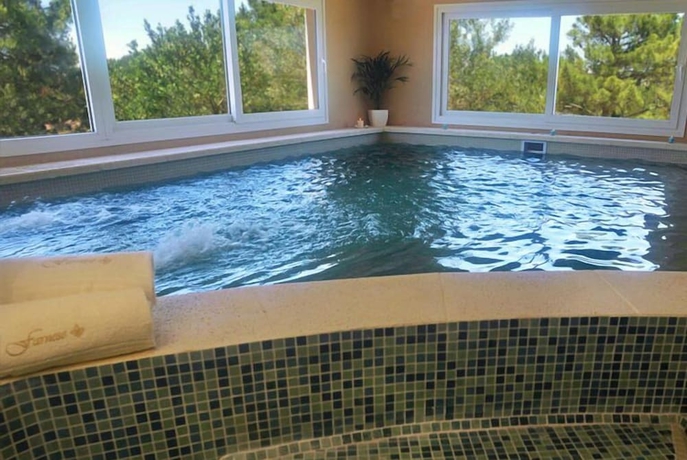 Imagen de la piscina del Hotel Farnese Apart and Spa. Foto 17