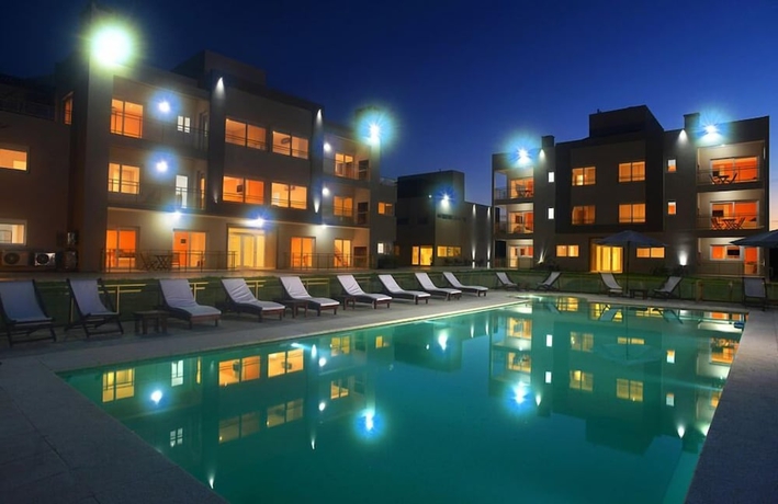 Imagen de la piscina del Hotel Farnese Apart and Spa. Foto 19