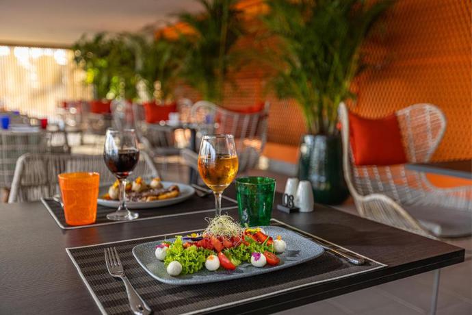 Imagen del bar/restaurante del Hotel Faro, A Lopesan Collection - Adults Only. Foto 3