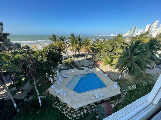 Imagen de la piscina del Hotel Faro Tequendema. Foto 20