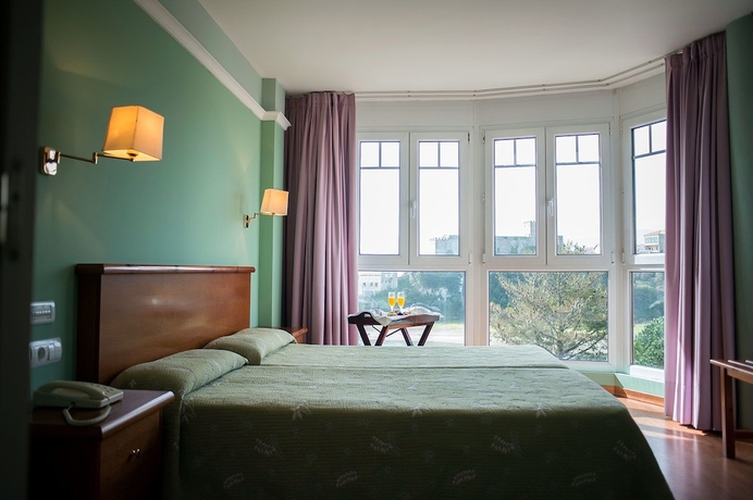 Imagen de la habitación del Hotel Faro de San Vicente. Foto 13