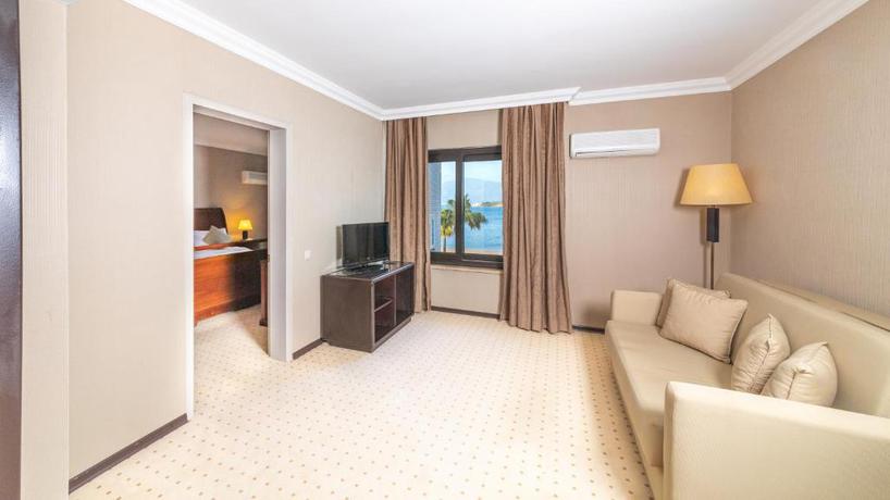 Imagen de la habitación del Hotel Faros Premium Beach. Foto 3
