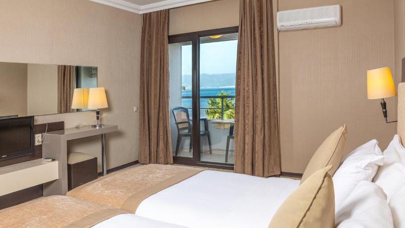 Imagen de la habitación del Hotel Faros Premium Beach. Foto 5