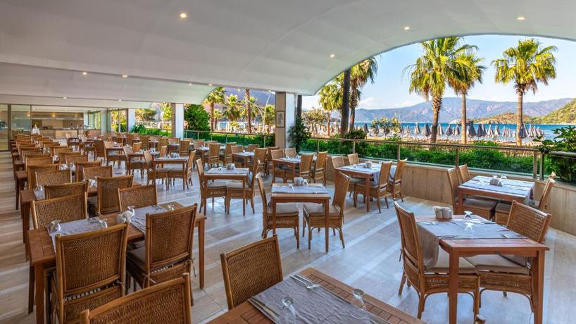 Imagen del bar/restaurante del Hotel Faros Premium Beach. Foto 2