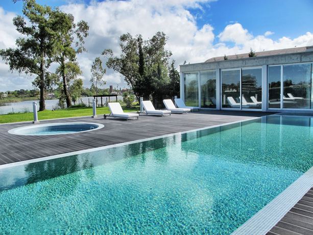 Imagen de la piscina del Hotel Faros de Carrasco Apartments. Foto 16