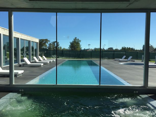 Imagen de la piscina del Hotel Faros de Carrasco Apartments. Foto 17