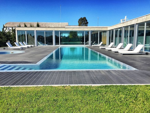 Imagen de la piscina del Hotel Faros de Carrasco Apartments. Foto 18
