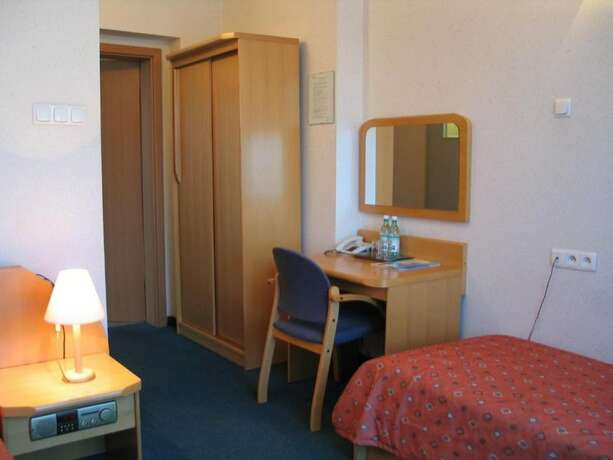 Imagen de la habitación del Hotel Farys. Foto 16