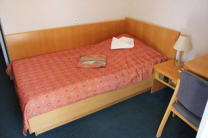 Imagen de la habitación del Hotel Farys. Foto 19