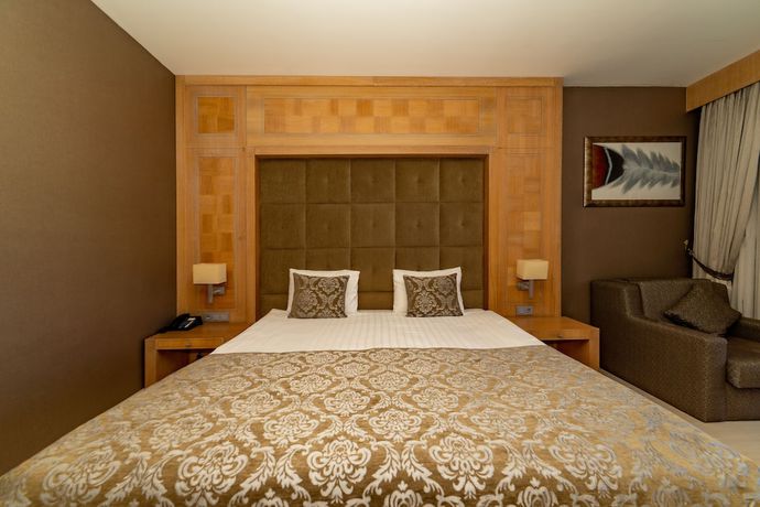 Imagen de la habitación del Hotel FashionTV Luxe Resort. Foto 2