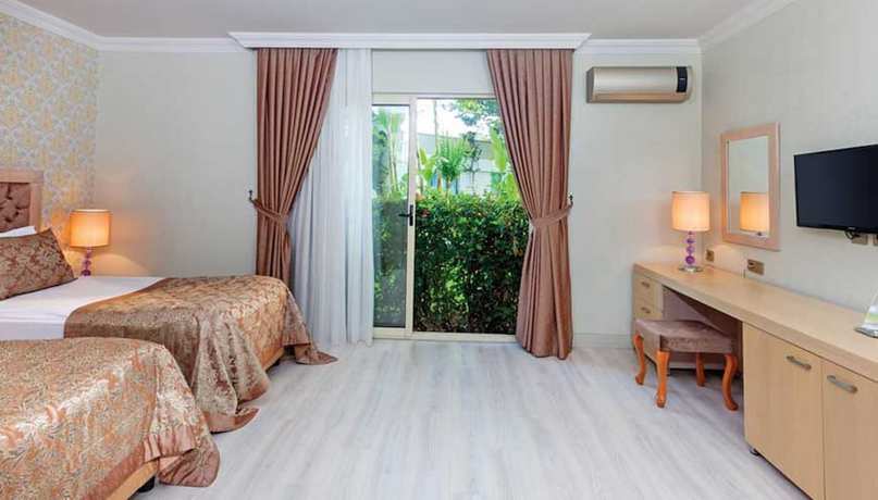 Imagen de la habitación del Hotel FashionTV Luxe Resort. Foto 3
