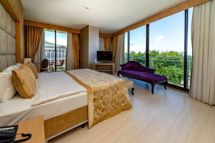 Imagen de la habitación del Hotel FashionTV Luxe Resort. Foto 4
