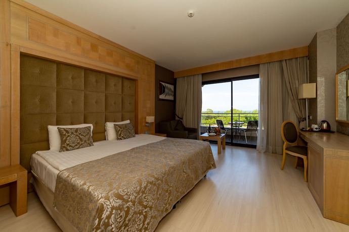 Imagen de la habitación del Hotel FashionTV Luxe Resort. Foto 5