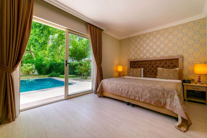 Imagen de la habitación del Hotel FashionTV Luxe Resort. Foto 7