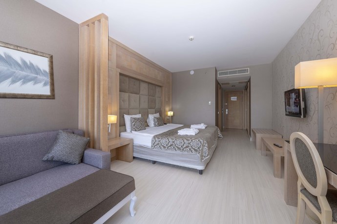 Imagen de la habitación del Hotel FashionTV Luxe Resort. Foto 11