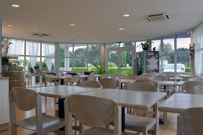 Imagen del bar/restaurante del Hotel Fasthotel En Bergeracois. Foto 4