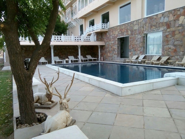 Imagen de la piscina del Hotel Fateh Niwas. Foto 18