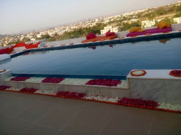 Imagen de la piscina del Hotel Fateh Niwas. Foto 19