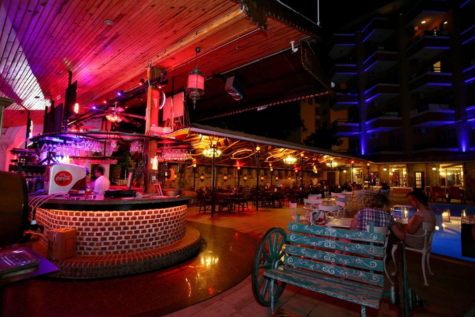 Imagen de la piscina del Hotel Fatih Kleopatra. Foto 14