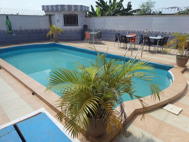 Imagen de los exteriores del Hotel Fatty K and Suites. Foto 16