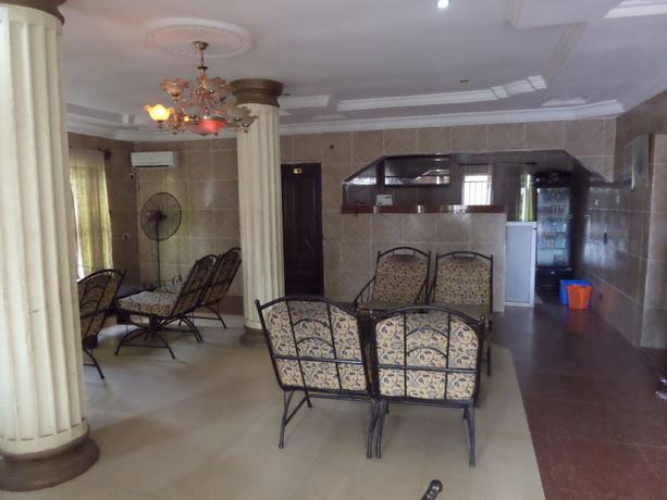 Imagen del bar/restaurante del Hotel Fatty K and Suites. Foto 2