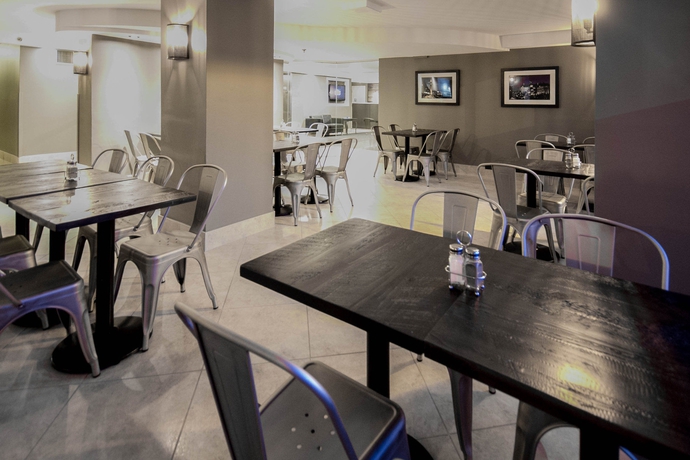 Imagen del bar/restaurante del Hotel Faubourg Montreal. Foto 2