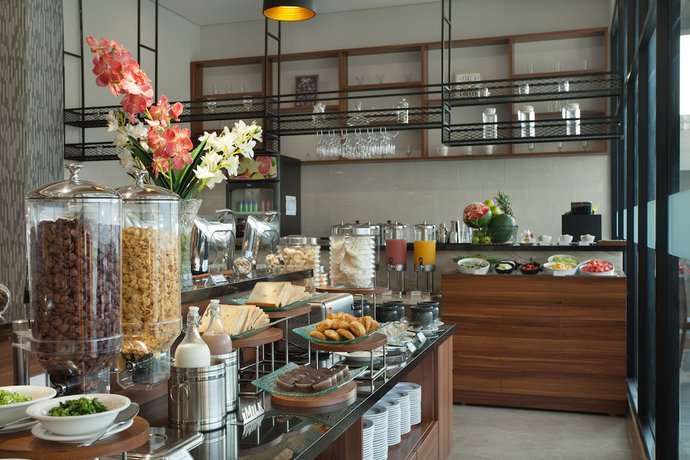 Imagen del bar/restaurante del Hotel Favehotel Hasyim Ashari. Foto 3