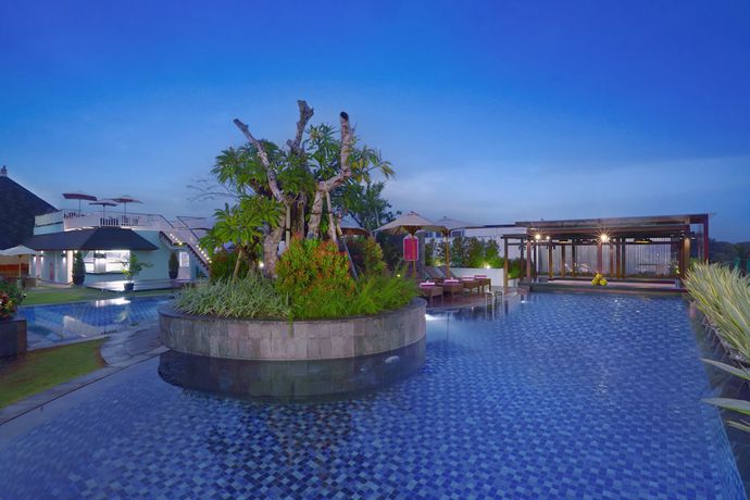 Imagen de la piscina del Hotel Favehotel Kuta Kartika Plaza. Foto 19
