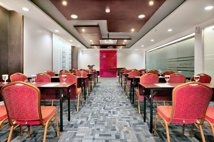 Imagen de los interiores del Hotel Favehotel Margonda. Foto 18