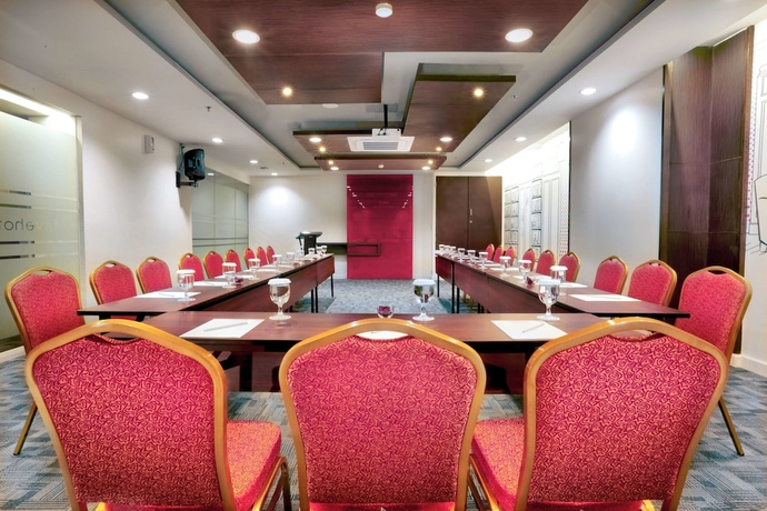 Imagen de los interiores del Hotel Favehotel Margonda. Foto 19