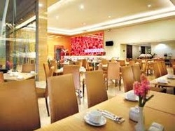 Imagen del bar/restaurante del Hotel Favehotel Pasar Baru. Foto 2