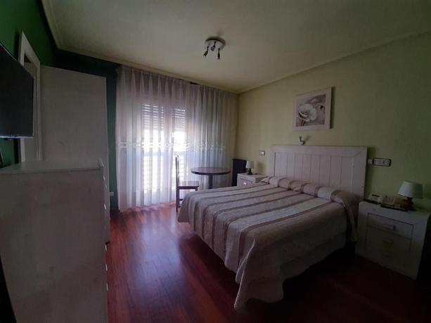 Imagen de la habitación del Hotel Favila. Foto 4