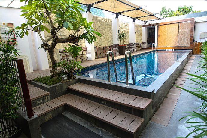 Imagen de la piscina del Hotel Favor Hotel. Foto 17