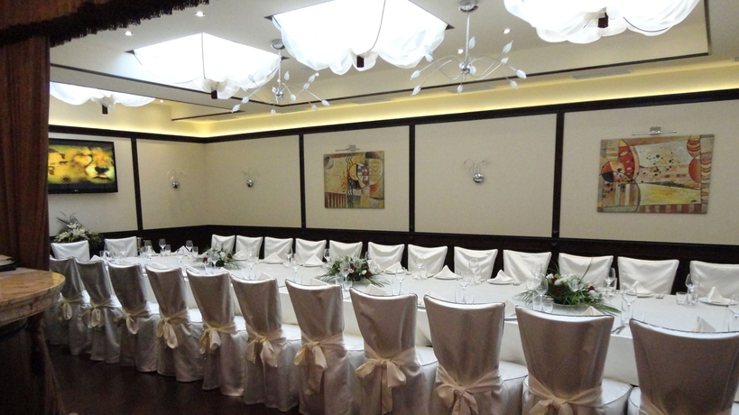 Imagen del bar/restaurante del Hotel Favorit. Foto 2