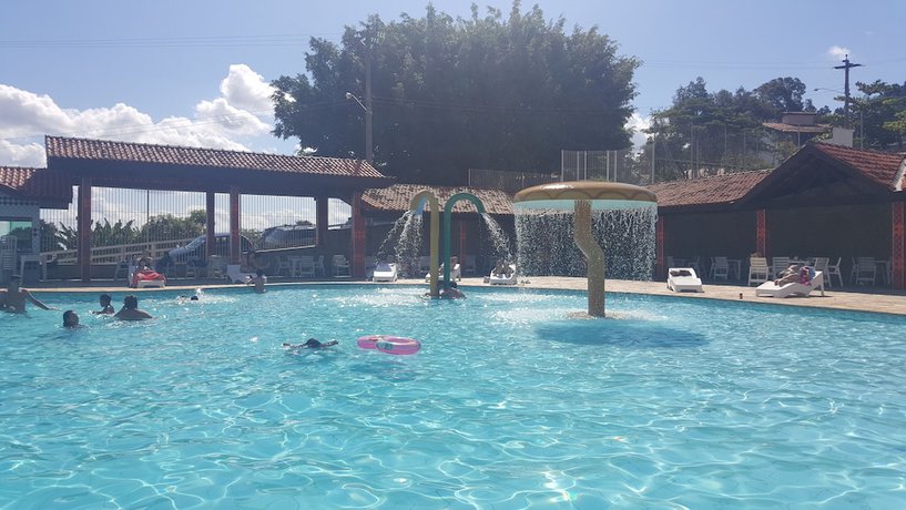 Imagen de la piscina del Hotel Fazenda Club de Ara&ccedil;oiaba da Serra. Foto 17