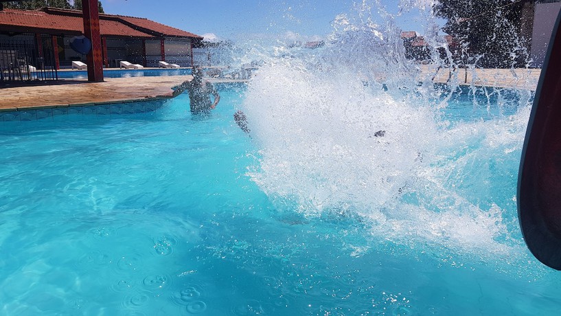 Imagen de la piscina del Hotel Fazenda Club de Ara&ccedil;oiaba da Serra. Foto 19