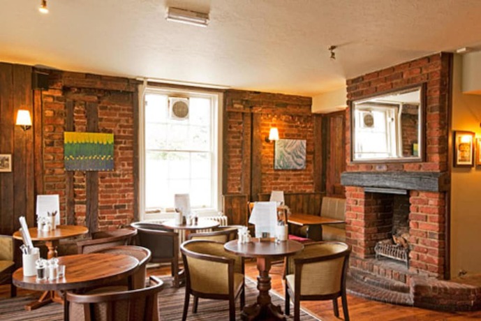 Imagen del bar/restaurante del Hotel Feathers by Greene King Inns. Foto 2