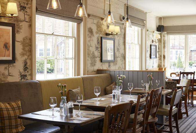 Imagen del bar/restaurante del Hotel Feathers by Greene King Inns. Foto 4