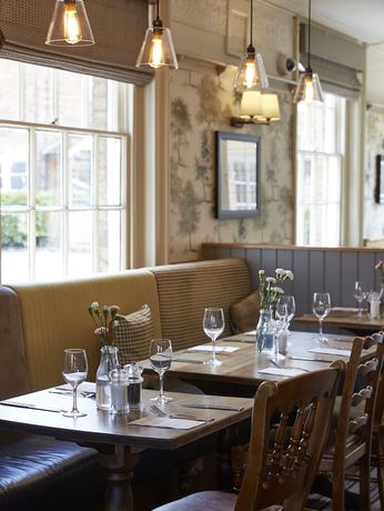 Imagen del bar/restaurante del Hotel Feathers by Greene King Inns. Foto 8