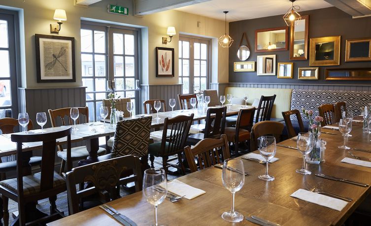 Imagen del bar/restaurante del Hotel Feathers by Greene King Inns. Foto 10