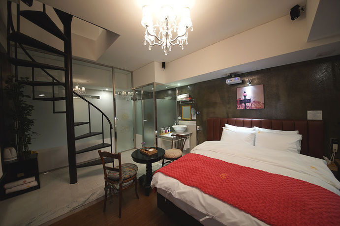 Imagen de la habitación del Hotel February Apsan. Foto 14